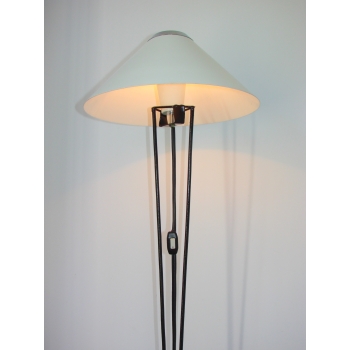 Lampa podłogowa na metalowej podstawie z trzema nogami